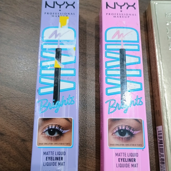 Make Up  Bundle.  4 Eyelines and 1 Black mascara - Picture 2 of 5